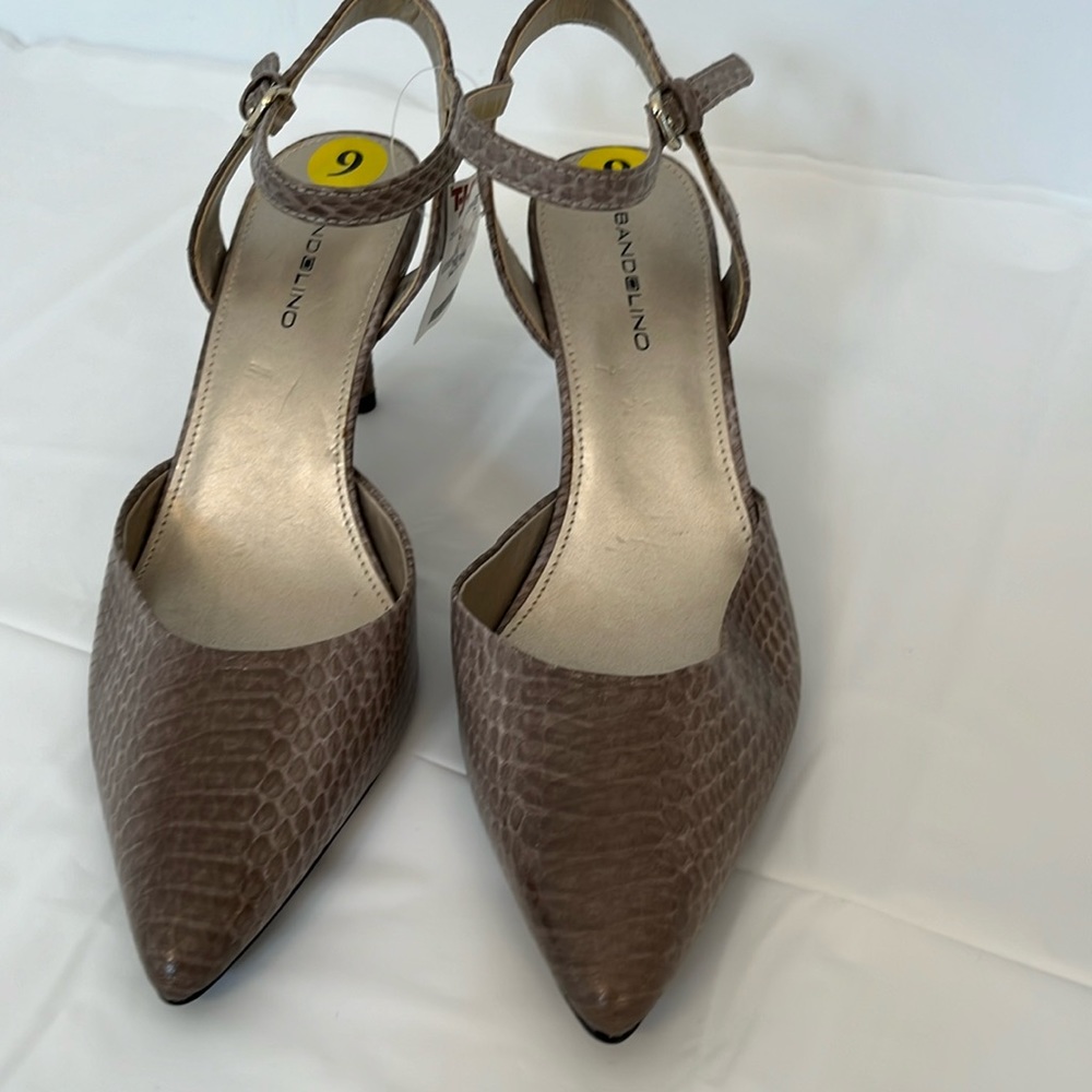 Bandolino vintage Iberia ankle strap pumps Size 9M - New.